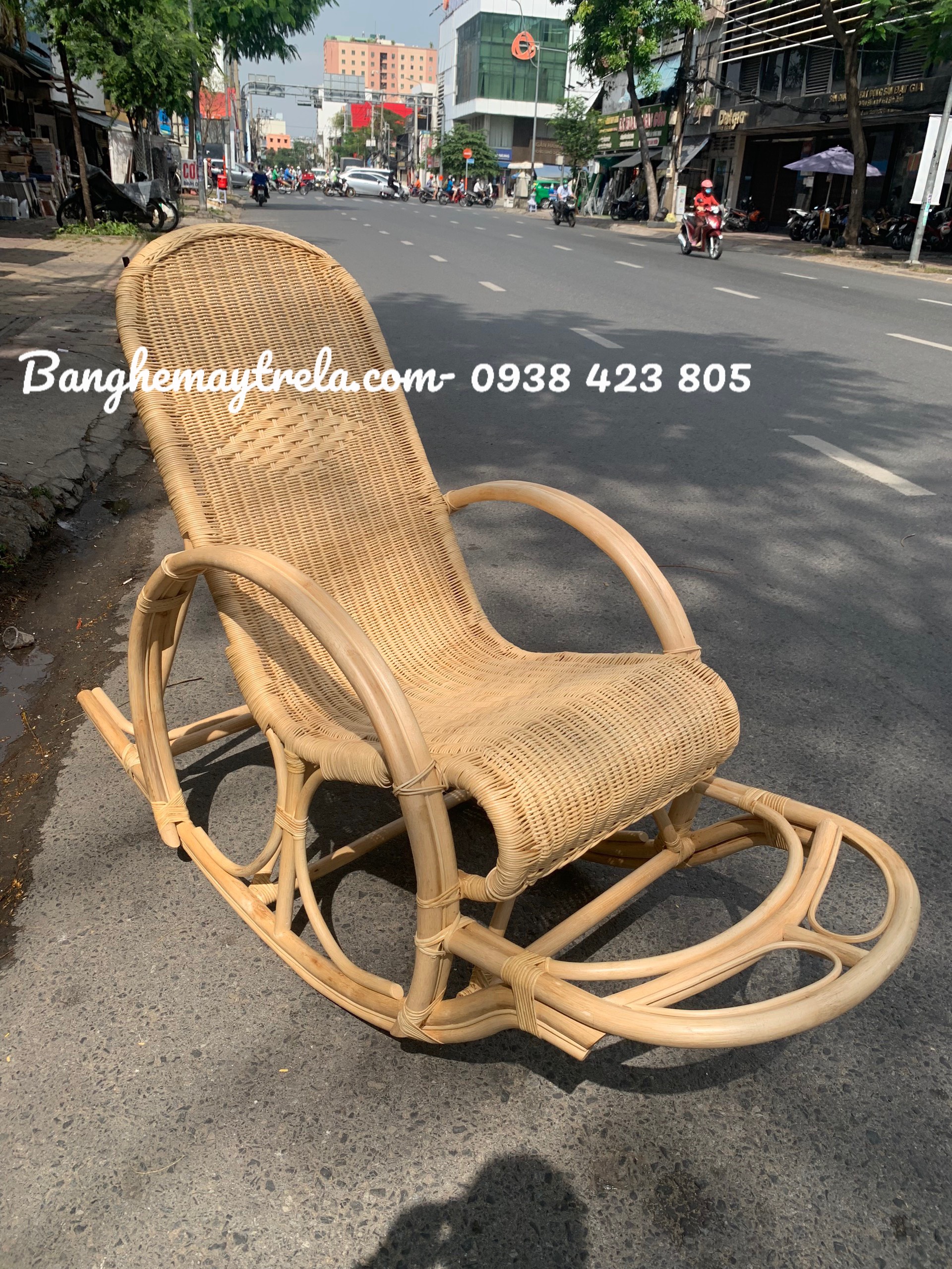 Ghế bập bênh đan kín mây tre